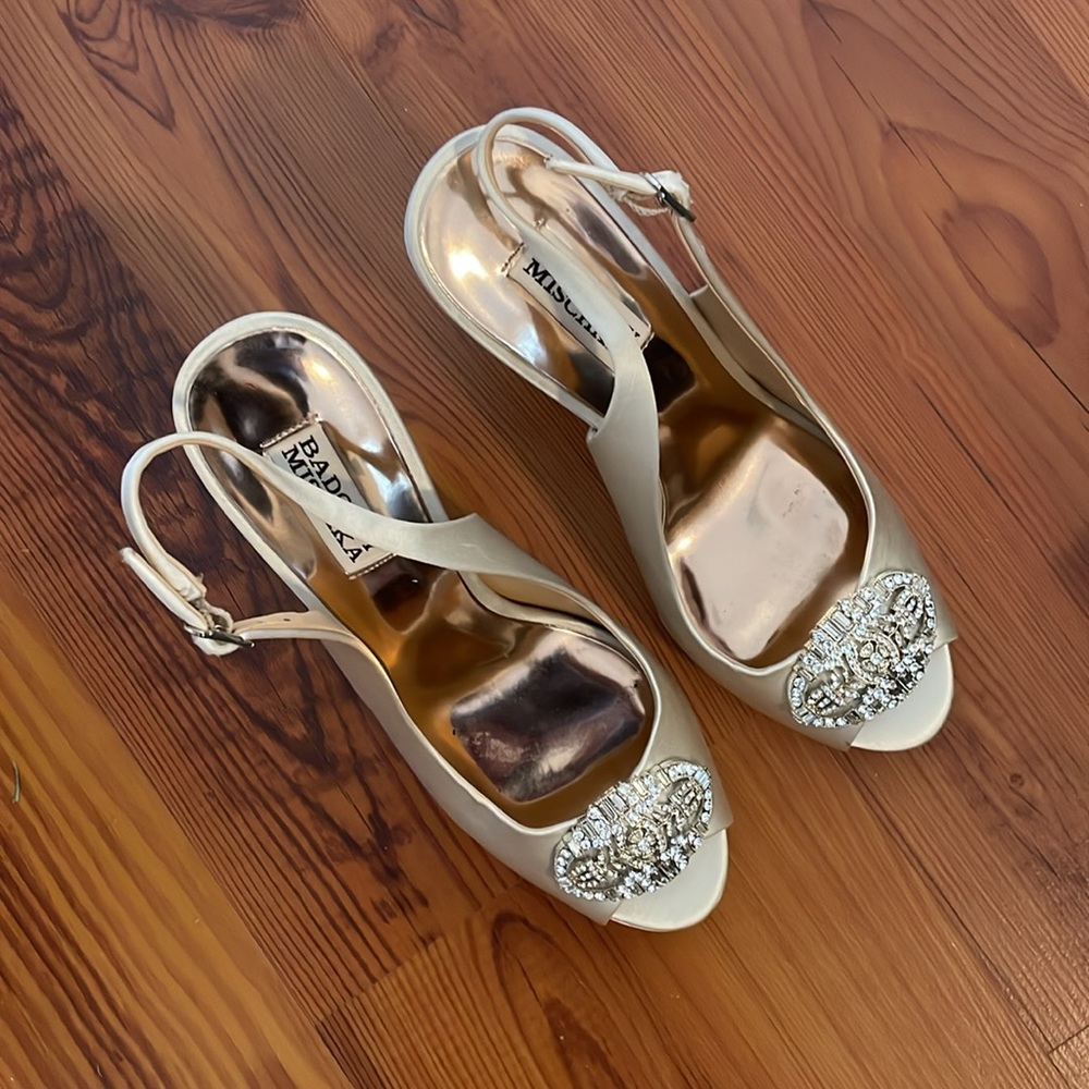 Badgley Mischka beautiful in excellent condition with box and dust bag. 8-1/2. - Picture 4 of 14